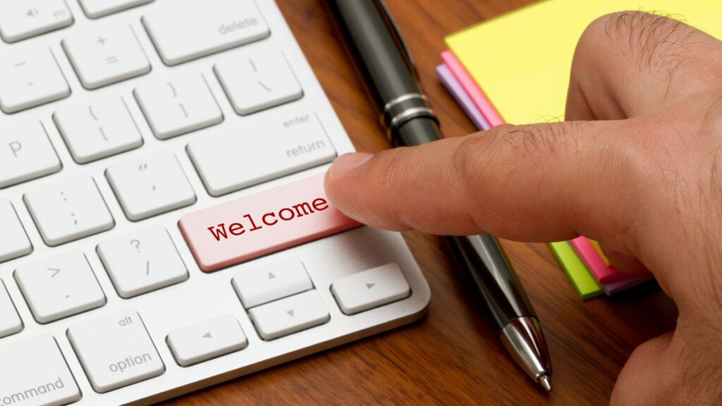 Entenda como o onboarding digital reduz o tempo de rampagem, organiza processos do RH e melhora a experiência de novos colaboradores com apoio da automação.
